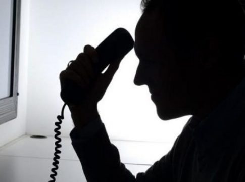 Τηλεφωνική απάτη: Επιτήδειοι προσπαθούν να παραπλανήσουν γιατρούς με δόλωμα επιστροφή χρημάτων από τον ΕΟΠΠΥ