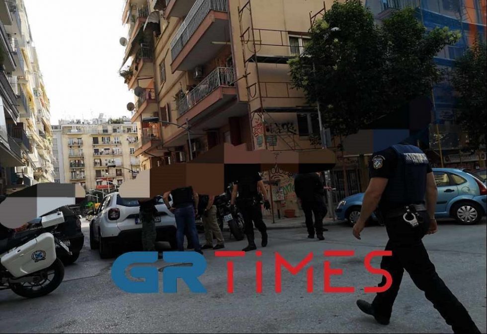 Θρίλερ στη Θεσσαλονίκη – Κυνηγούσε με μαχαίρι 17χρονο και ταμπουρώθηκε στο διαμέρισμά του με γυναίκα