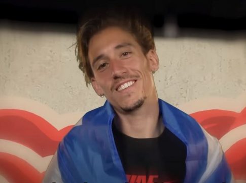 Μυθικό βίντεο της Λίβερπουλ για το ταξίδι του Τσιμίκα προς τη δόξα: «Οι γονείς μου έκαναν πολλές θυσίες για να βρίσκομαι εδώ»