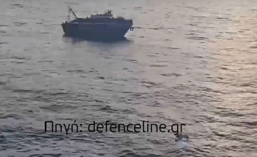 Ναυάγιο στην Πύλο: Βίντεο – ντοκουμέντο με εμπορικό πλοίο να προμηθεύει με τρόφιμα και νερό το αλιευτικό