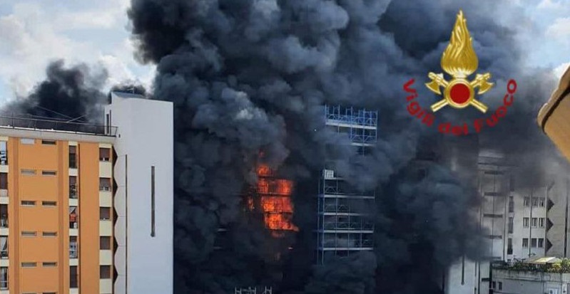 Φωτιά σε κτήριο στη Ρώμη: Αρκετοί τραυματίες – «Κόσμος ούρλιαζε»