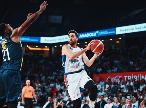 Αναντολού Εφές – Φενέρμπαχτσε 97-91: Νικήτρια σε νέο θρίλερ η Εφές κι ένα βήμα από τους τελικούς – «Καρφιά» Αταμάν για Ιτούδη