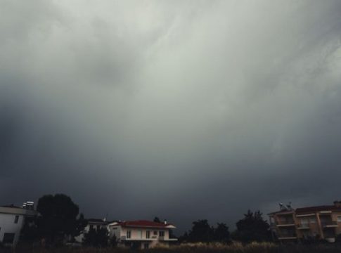 Καιρός: Βροχές με… 35άρια – Πού θα έχει ισχυρές καταιγίδες
