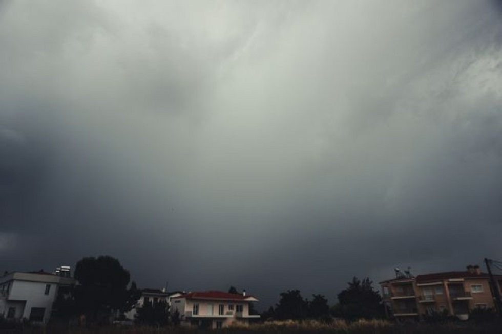 Καιρός: Βροχές με… 35άρια – Πού θα έχει ισχυρές καταιγίδες