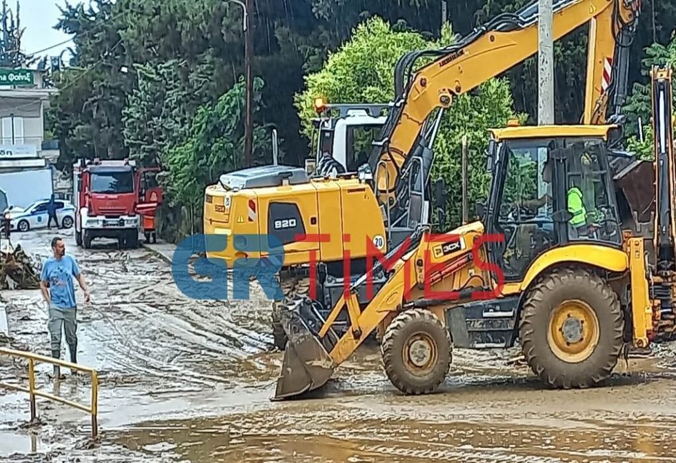 Κακοκαιρία: Οι μπόρες σαρώνουν τη χώρα – Πλημμυρισμένοι δρόμοι και προβλήματα