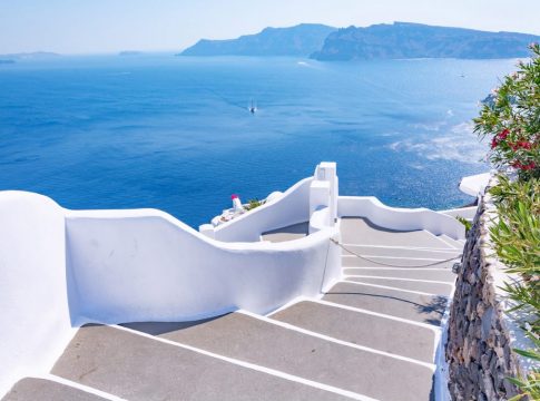 Οι τουρίστες γυρνούν την πλάτη σε Μύκονο και Σαντορίνη λόγω… «value for money»