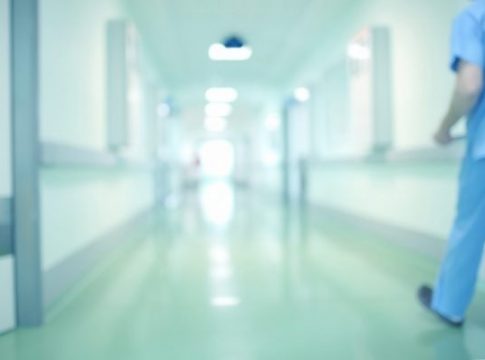 «Ντρέπομαι» – Συγκλονίζει γιατρός για τη γυναίκα που πέθανε σε καρότσα αγροτικού στην Κω