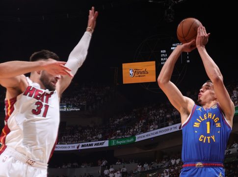 Χιτ – Νάγκετς 95-108: Μια… ανάσα από το δαχτυλίδι η παρέα του Γιόκιτς