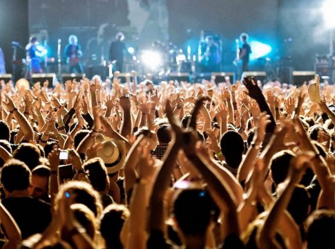 Άγριο ξύλο σε συναυλία γνωστού τράπερ στη Θεσσαλονίκη – Βίντεο ντοκουμέντο