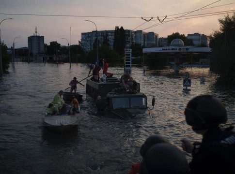 Ανατίναξη φράγματος στη Χερσώνα: Μάχη για να απομακρυνθούν οι κάτοικοι από τις πλημμυρισμένες περιοχές