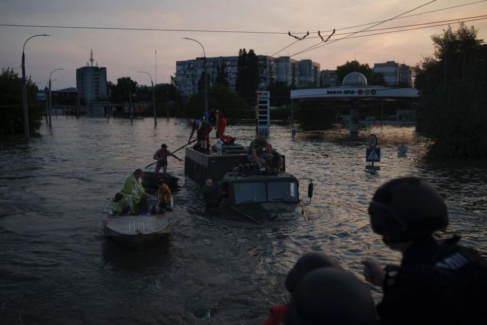 Ανατίναξη φράγματος στη Χερσώνα: Μάχη για να απομακρυνθούν οι κάτοικοι από τις πλημμυρισμένες περιοχές