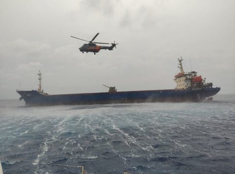 Σύγκρουση φορτηγών πλοίων στη Χίο – Αρνούνται τη βοήθεια οι Τούρκοι ναυτικοί