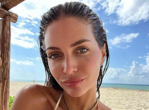 Ζάιρα Νάρα: Με ψηλές γόβες και λευκά εσώρουχα βάζει το χέρι στο στόμα και προκαλεί