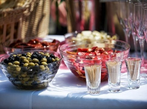 «Δεν σας θέλουμε για πελάτισσα» – Η αποστομωτική απάντηση εστιατορίου σε ρατσιστικό σχόλιο