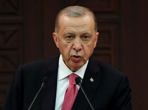 Τουρκία: 16χρονος φυλακίστηκε γιατί ζωγράφισε χιτλερικό μουστάκι σε αφίσα του Ερντογάν
