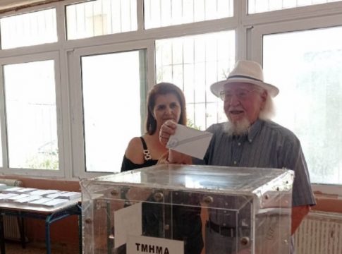 Εκλογές 2023: «Βγάλτε με φωτογραφία, μπορεί να ψηφίζω τελευταία φορά» – «Τα σπάει» 99χρονος παππούς