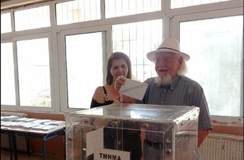 Εκλογές 2023: «Βγάλτε με φωτογραφία, μπορεί να ψηφίζω τελευταία φορά» – «Τα σπάει» 99χρονος παππούς
