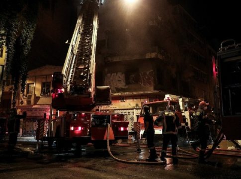 Αλιμος: Μεγάλη πυρκαγιά σε κατάστημα στη Λ. Ποσειδώνος – Στον δρόμο οι ένοικοι πολυκατοικίας