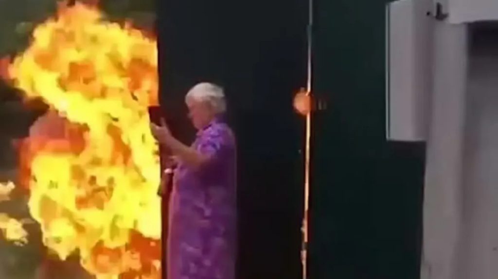 Συνταξιούχος έβαλε φωτιά σε γείτονα στη Ρωσία (vid)
