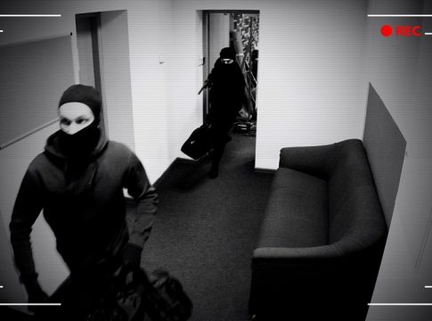 Καρέ καρέ η δράση των ληστών με το «χρυσό» τζιπ – «Τους βλέπαμε live» λέει θύμα τους