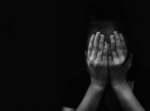 «Να σαπίσει στη φυλακή» – Σπάει τη σιωπή της η γυναίκα που βιάστηκε από τον 63χρονο παιδόφιλο το 1998