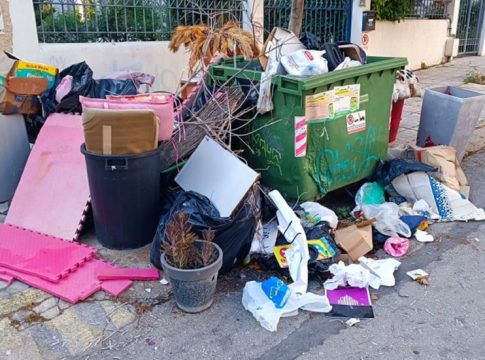 «Άδειασε» το σπίτι της και γέμισε τους κάδους απορριμμάτων οι οποίοι έπιασαν φωτιά