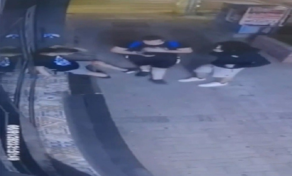 Μαχαίρωμα 17χρονου στο Ελληνικό: Βίντεο ντοκουμέντο λίγα λεπτά μετά την επίθεση (vid)