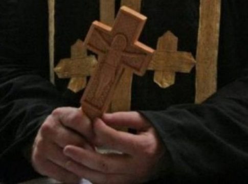 Ιερέας στην Πάτρα έκανε εξορκισμό σε «καταθλιπτική» ασθενή και της έδωσε δίαιτα – «Κινδύνευσα να πεθάνω»
