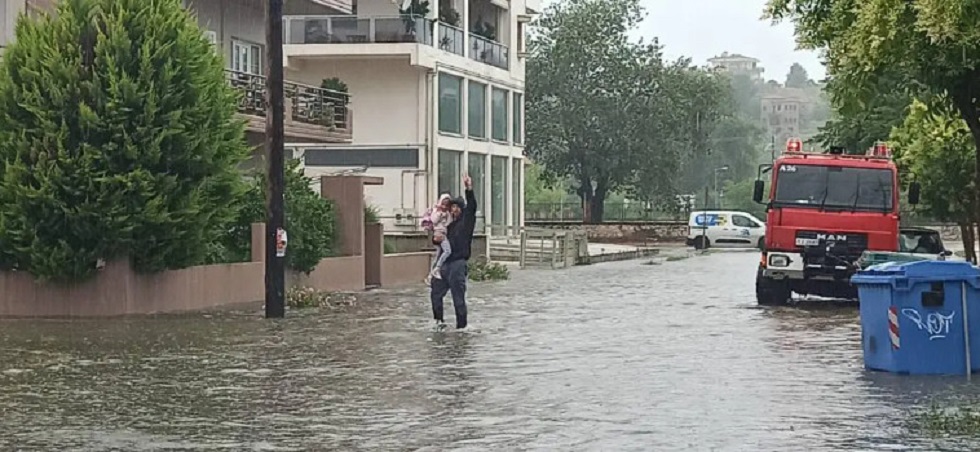 Πλημμύρισε δημοτικό στα Τρίκαλα – Πυροσβέστες απεγκλώβισαν τους μαθητές