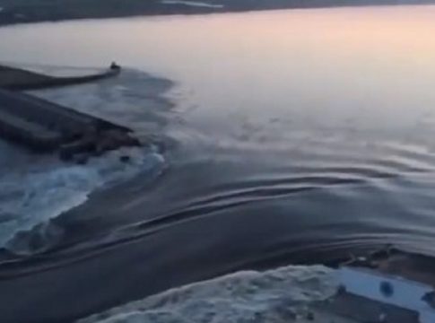 Ανατίναξη φράγματος στη Χερσώνα: «Προετοιμαστείτε για εκκένωση» – Ανησυχία για το πυρηνικό εργοστάσιο της Ζαπορίζια (vids)