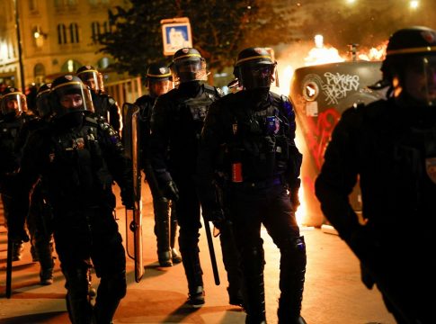 Ταραχές στη Γαλλία: Εκρηκτική η κατάσταση στις εργατογειτονιές – Καζάνι που βράζει η Γαλλία για πέμπτη νύχτα