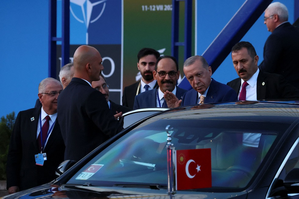 ΝΑΤΟ: Δεσμεύσεις και υποσχέσεις για να πει το «ναι» ο Ερντογάν, που ακόμη κρατά το «κλειδί»