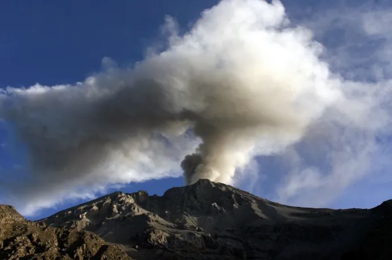 Βρυχάται το ηφαίστειο Ουμπίνας στο Περού – Αναμένεται να κηρυχθεί κατάσταση έκτακτης ανάγκης