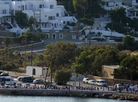 Συγκινητικές στιγμές στην Ίο – Οι συμμαθητές των δύο 18χρονων σχηματίζουν τιμητική φρουρά «αποχαιρετώντας» τους