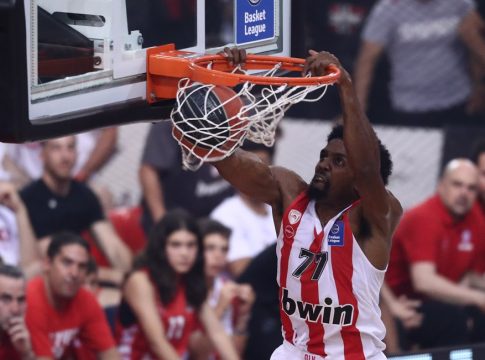 Τρίποντο ο ΜακΚίσικ και… φωτιά στο ΣΕΦ (vid)