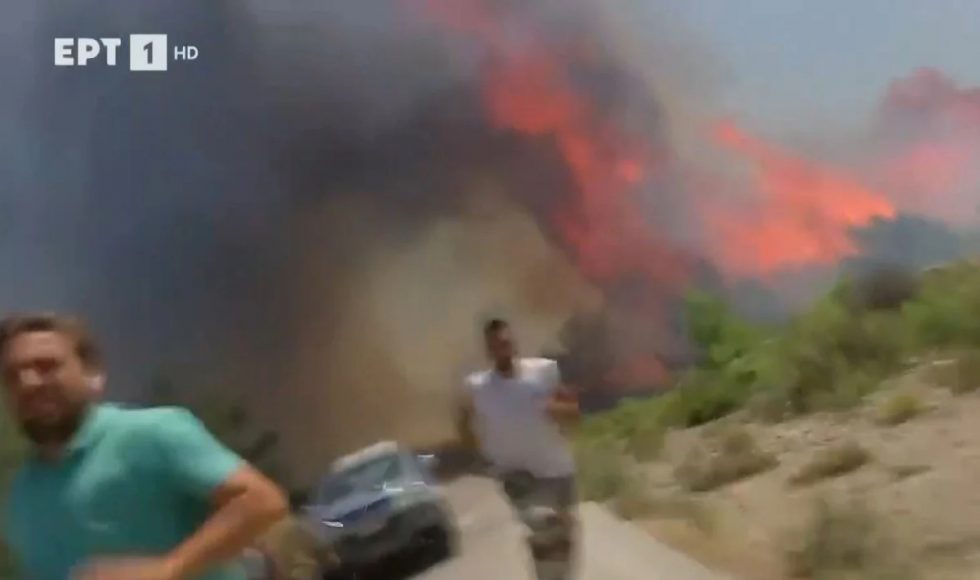 Φωτιά στην Ρόδο: Η στιγμή που συνεργείο της ΕΡΤ κινδύνευσε να εγκλωβιστεί στις φλόγες