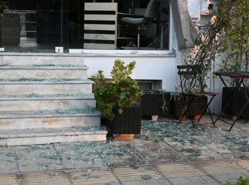 Πόλη – φάντασμα η Νέα Αγχίαλος μετά τις εκρήξεις και την εκκένωση – Σπασμένες βιτρίνες και ζημιές