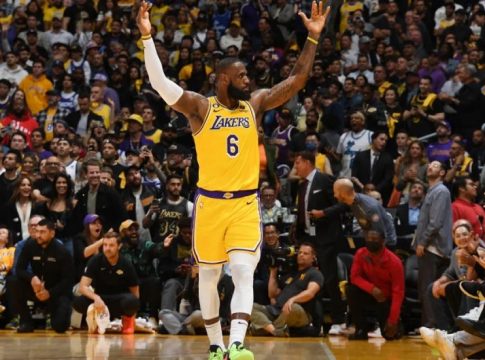 Λέικερς: Σχεδιάζουν να απορύσουν την φανέλα του ΛεΜπρόν Τζέιμς