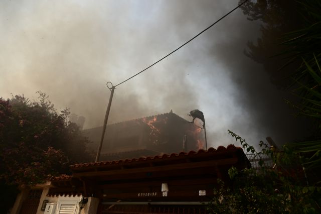 Ανεξέλεγκτο πύρινο μέτωπο στον Κουβαρά: Κοντά σε σπίτια οι φλόγες – Εντολή εκκένωσης του οικισμού Πέτα