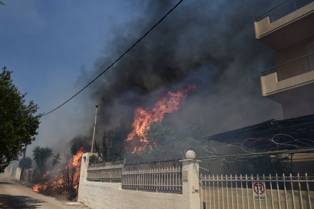 Φωτιά στον Κουβαρά: Καίγονται σπίτια στην Ανάβυσσο