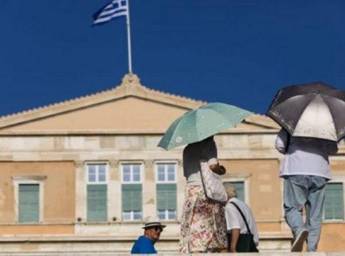 «Μας χτύπησε κύμα θερμότητας σαν να βάζαμε το κεφάλι μας στο φούρνο» – Θέμα στον Guardian ο καύσωνας στην Ελλάδα