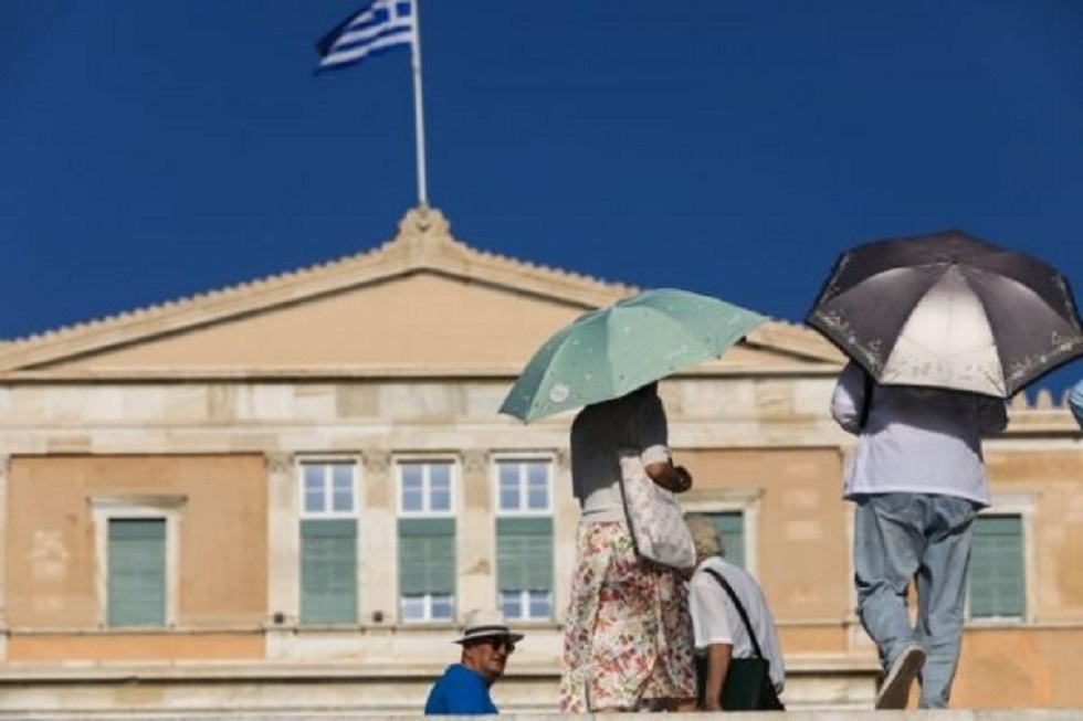 «Μας χτύπησε κύμα θερμότητας σαν να βάζαμε το κεφάλι μας στο φούρνο» – Θέμα στον Guardian ο καύσωνας στην Ελλάδα