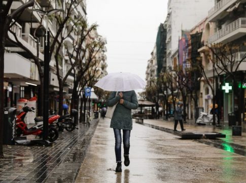 Καιρός: Έρχονται μπόρες – Πού αλλάζει το σκηνικό την Δευτέρα