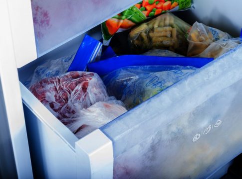 Γιατί πρέπει όλοι να αφήνουμε ένα κέρμα στην κατάψυξη πριν φύγουμε για διακοπές