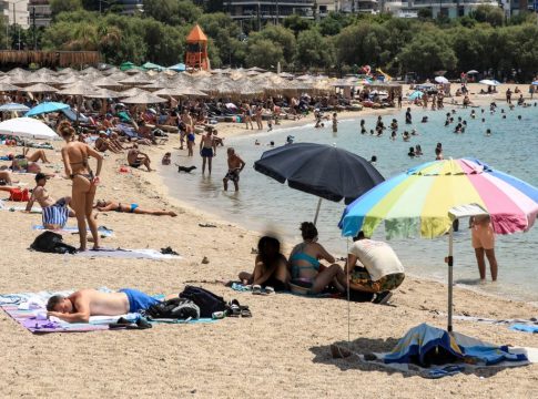 Όπου φύγει φύγει οι Αθηναίοι – «Βούλιαξαν» οι παραλίες εν μέσω καύσωνα