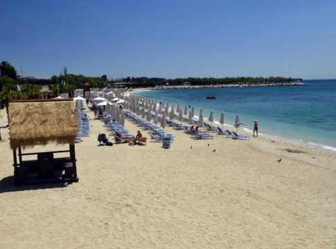 Σε ποιες παραλίες της Αττικής απαγορεύεται η κολύμβηση;