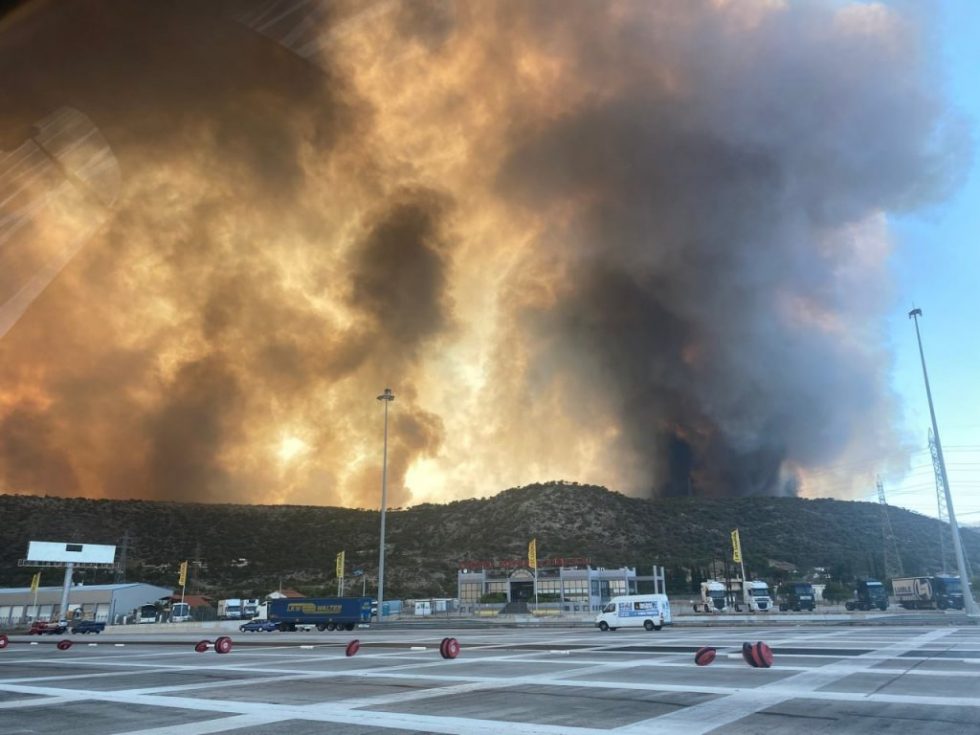 Έκλεισε η Εθνική Οδός Αθηνών – Κορίνθου λόγω φωτιάς