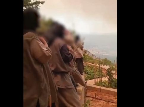 Μοναχές προσεύχονται ενώ αστυνομικοί προσπαθούν να τις πείσουν να εκκενώσουν μοναστήρι