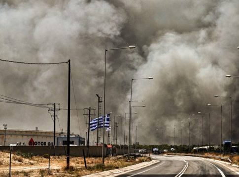 Προς τα διυλιστήρια η φωτιά που καίει στο Λουτράκι