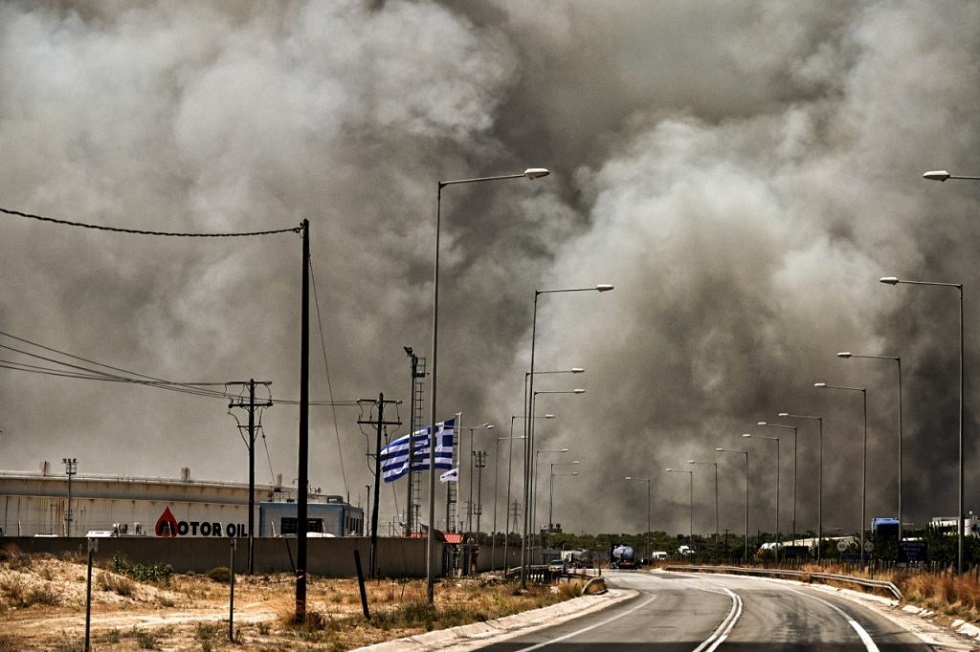 Προς τα διυλιστήρια η φωτιά που καίει στο Λουτράκι